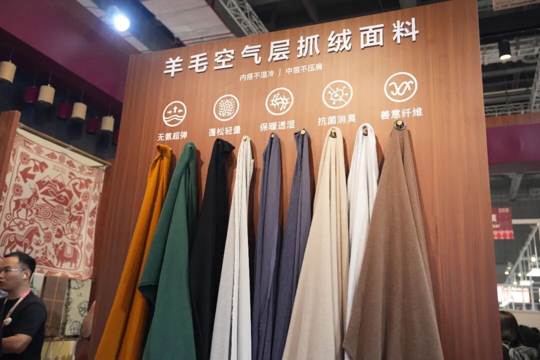 不用氨纶也能超弹？海拔4800米的雪域羊毛，正在改写抓绒面料的规则